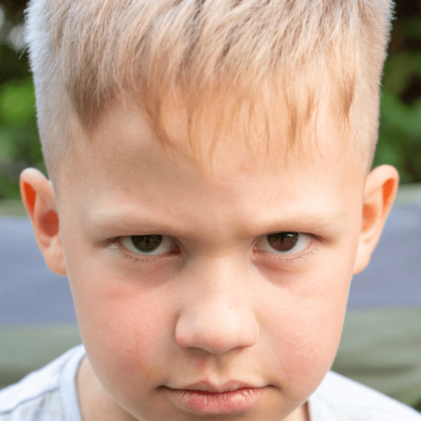 ילד עם פרצוף כועס
